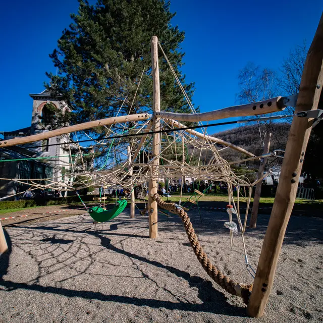 Aire de jeux à la mairie de Lavelanet