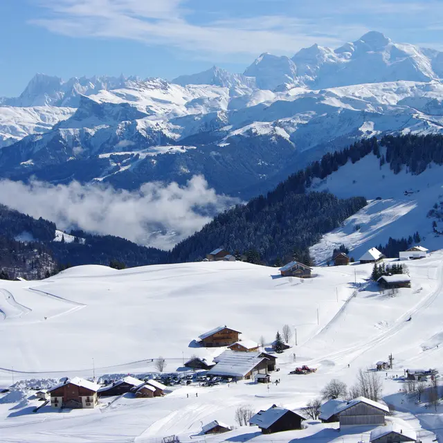 Domaine skiable alpin face au Mont Blanc