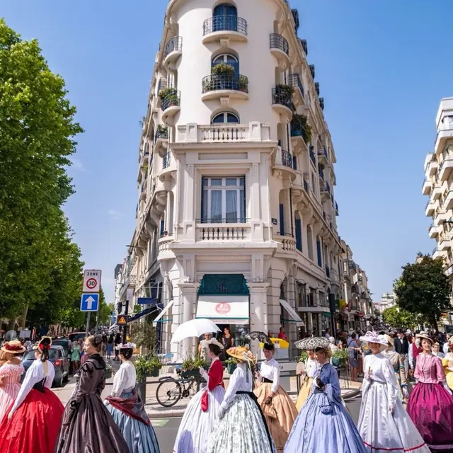 Défilé dansé en costume et musique second Empire_Vichy