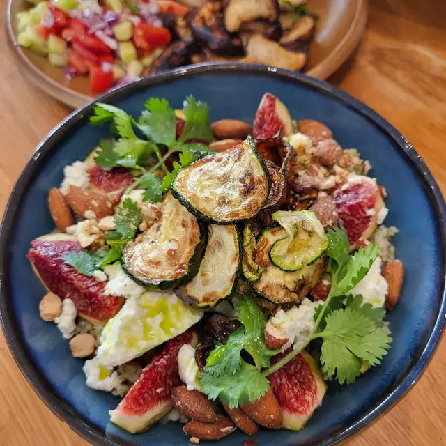 Salade de freekeh, crème d'olive & citron confit, figues, amandes torréfiées, courgettes frites
