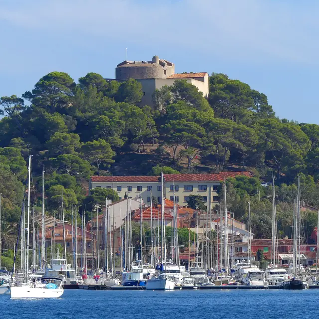 Fort Sainte Agathe dominant le port de Porquerolles