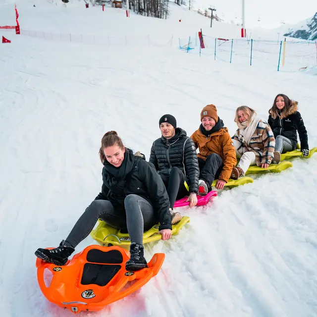 Snake Gliss entre amis à Val d'Isère en hiver sur la piste de la Savonnette