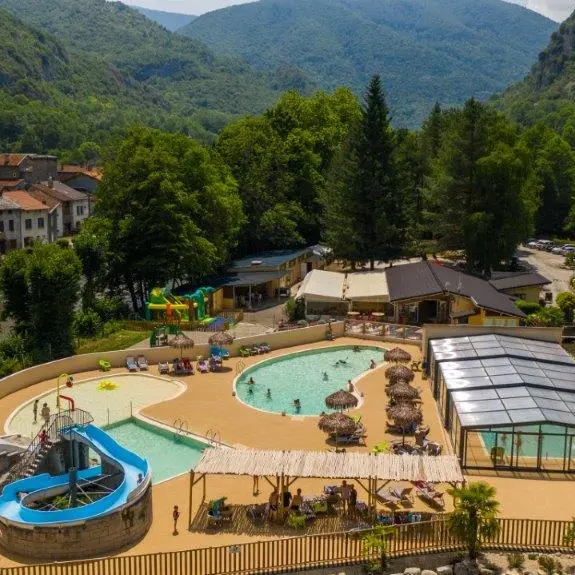 Camping des Grottes à Alliat