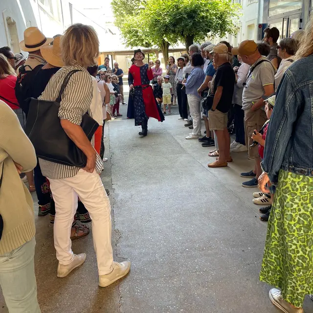 Visite théâtralisée de Montélimar Les portes du temps par Happi la Compagnie_Montélimar
