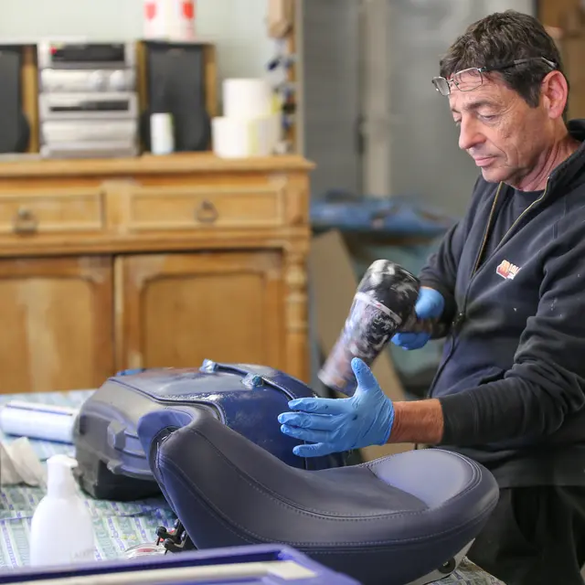 Rénovation cuir selle moto