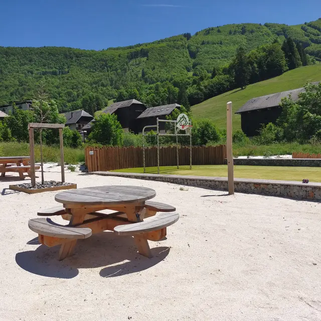 Terrain multisport et tables de pique-nique