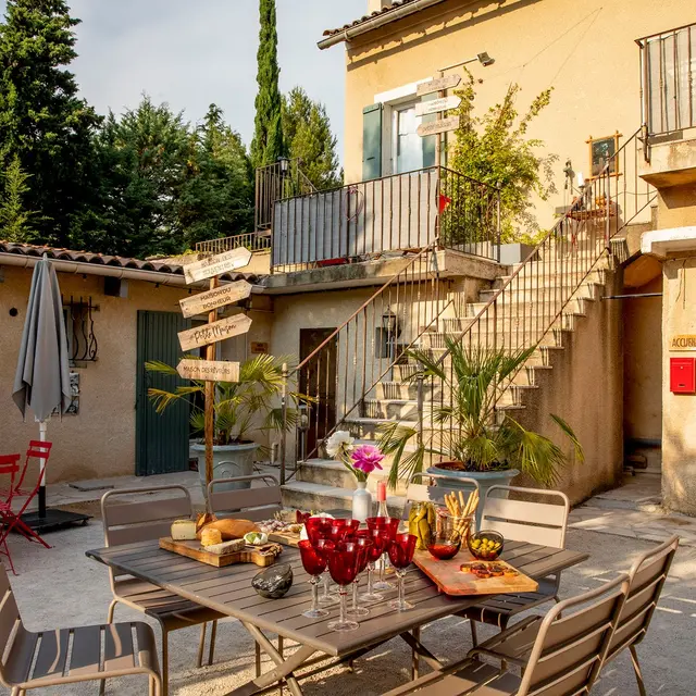 Maison des Souvenirs patio