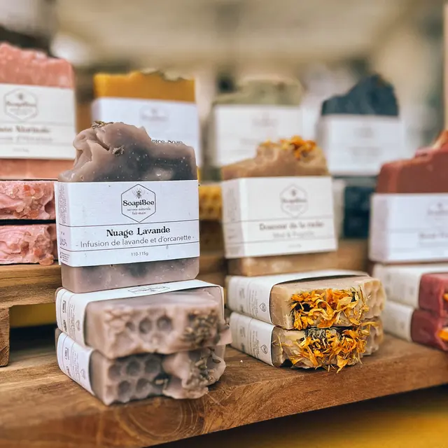 Artisane savonnière SoapiBee à Saint-Alban-de-Montbel