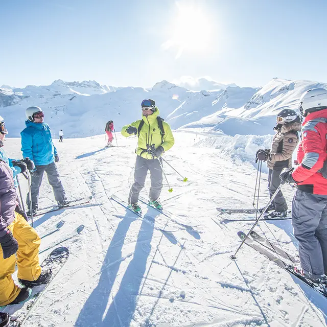 Moniteur et skieurs