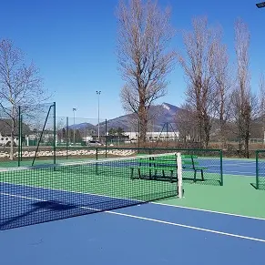 2 terrains de tennis en résine