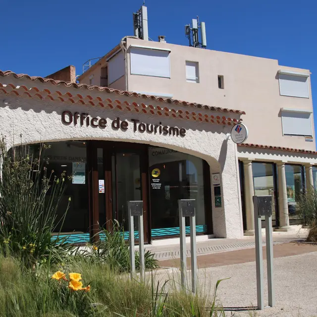 Office de tourisme vu de la place de l'appel du 18 juin