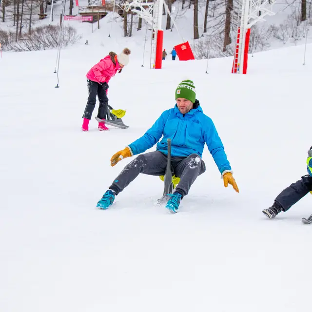 Yooner en famille à Val d'Isère en hiver sur la piste de la Savonnette