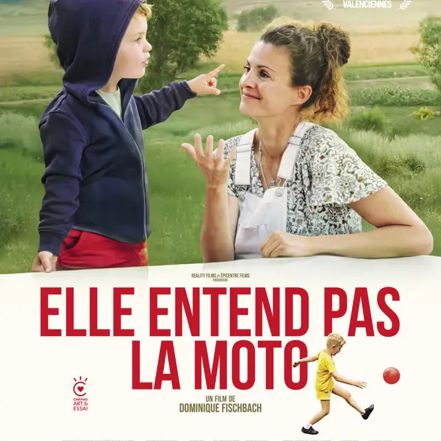 Elle entend pas la moto