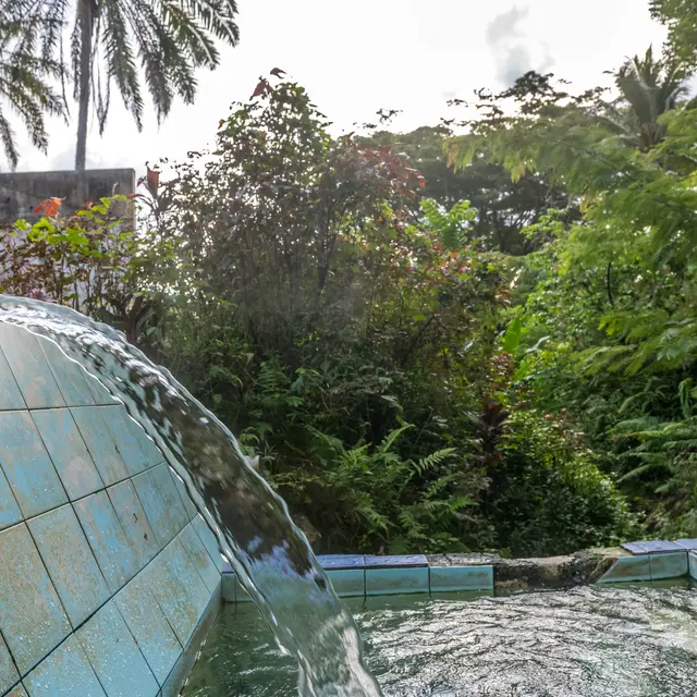 Source d'eau chaude à Canala