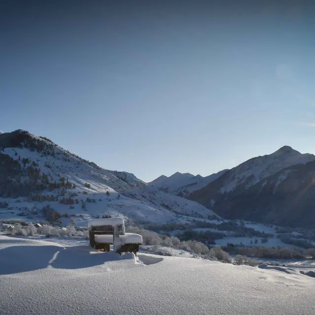 Vue sur la plaine d'Ancelle depuis  la moraine