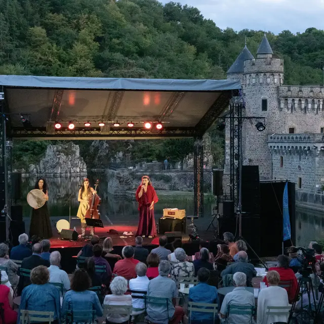 Quartiers d'été au Château de la Roche