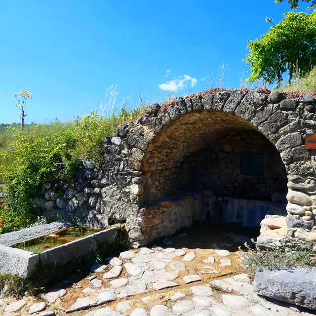 La fontaine Chat'o Russe à Upaix