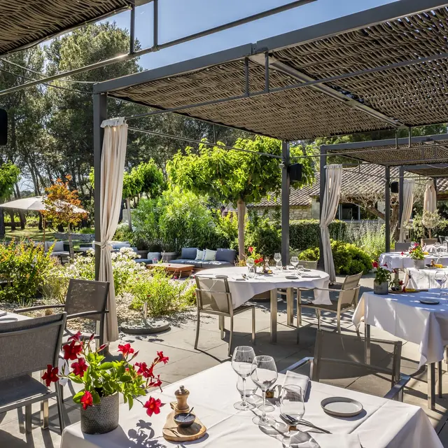 Domaine La Pierre Blanche - Le Bistrot by L'Opale_Eygalières_terrasse