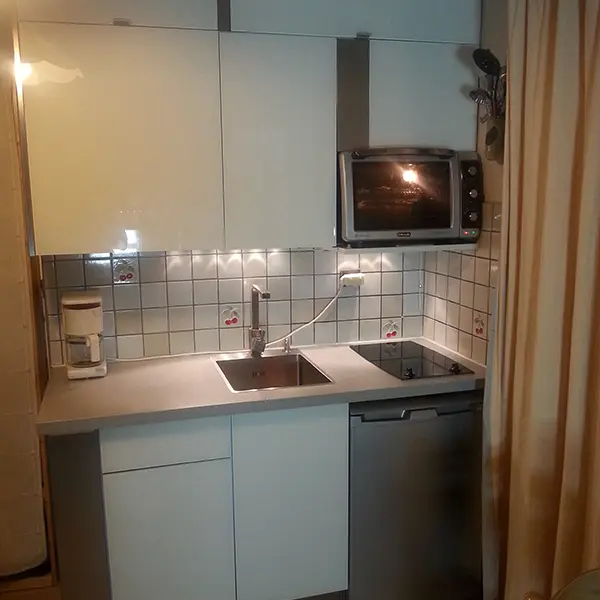 Coin cuisine carrelé, plaques électriques et évier