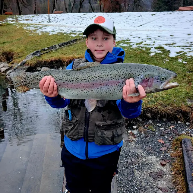 Pêche dans le lac bleu en hiver_Morillon