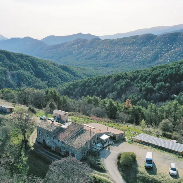 Nos gîtes vus du ciel. Il manque les auvents construits en 2025