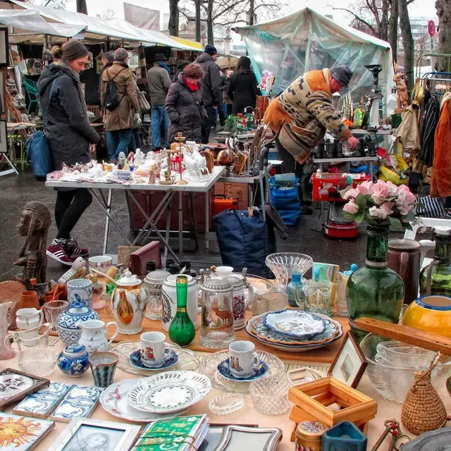 Vide-grenier en intérieur