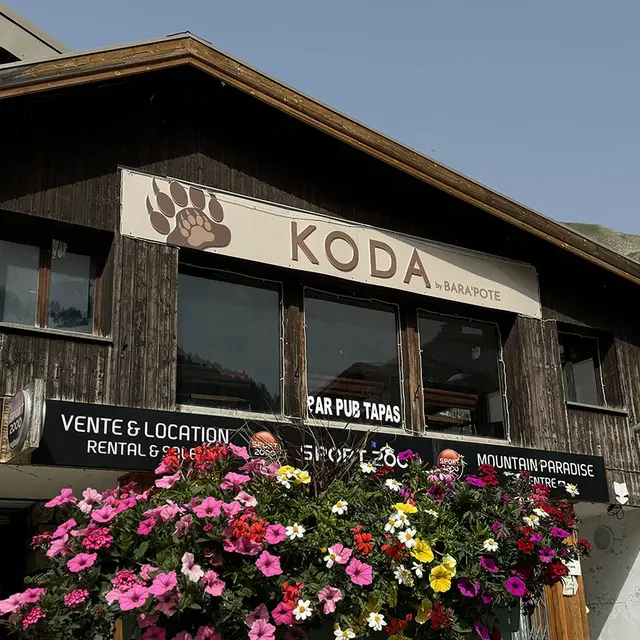 Vue de la vitrine de l'établissement, situé en 1er étage d'un bâtiment avec une façade en bois, inscription Koda by Bara'Pote
