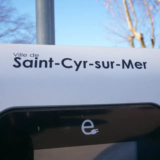 Borne pour recharge des véhicules électriques