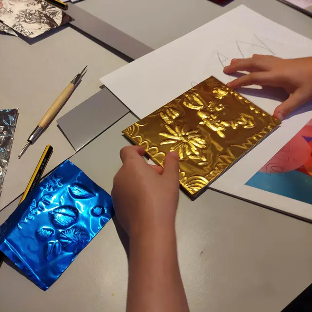 atelier de métal repoussé