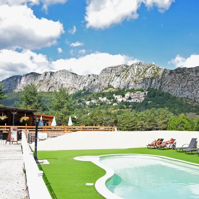 Piscine et restaurant