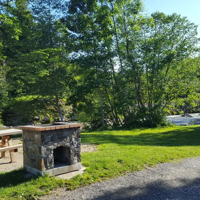 Aire de barbecue au village