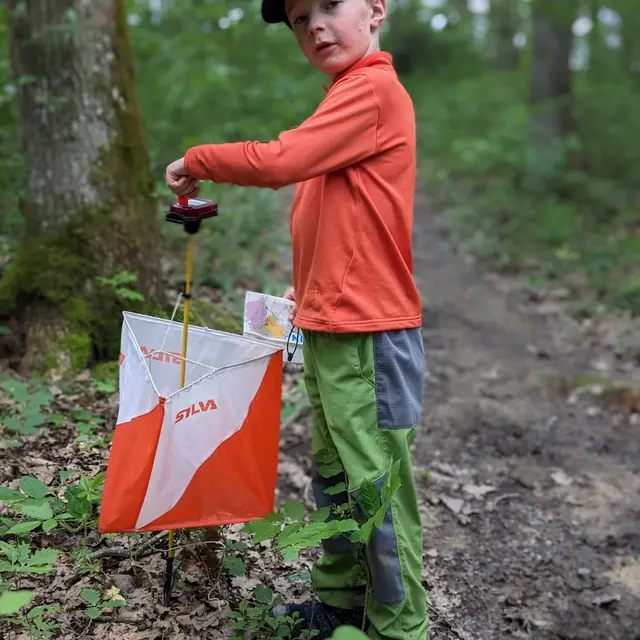 Enfant à la découverte d'une balise