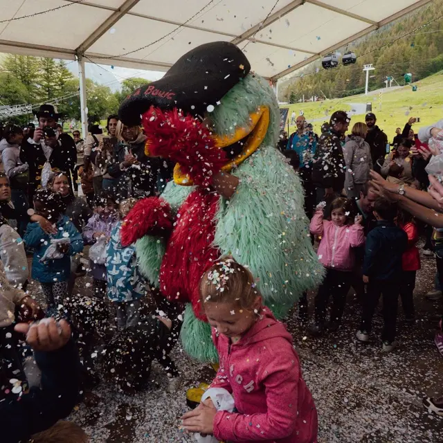 Goûter et bataille de confettis_Val-d'Isère