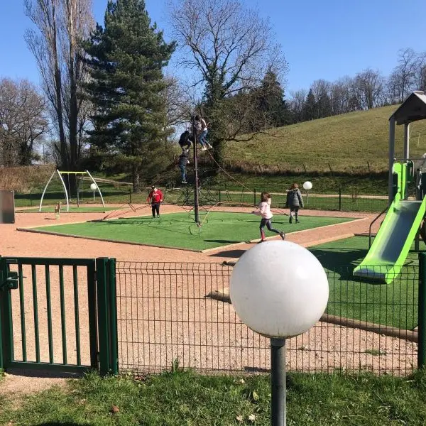 Aire de pique nique et de jeux La Frairie