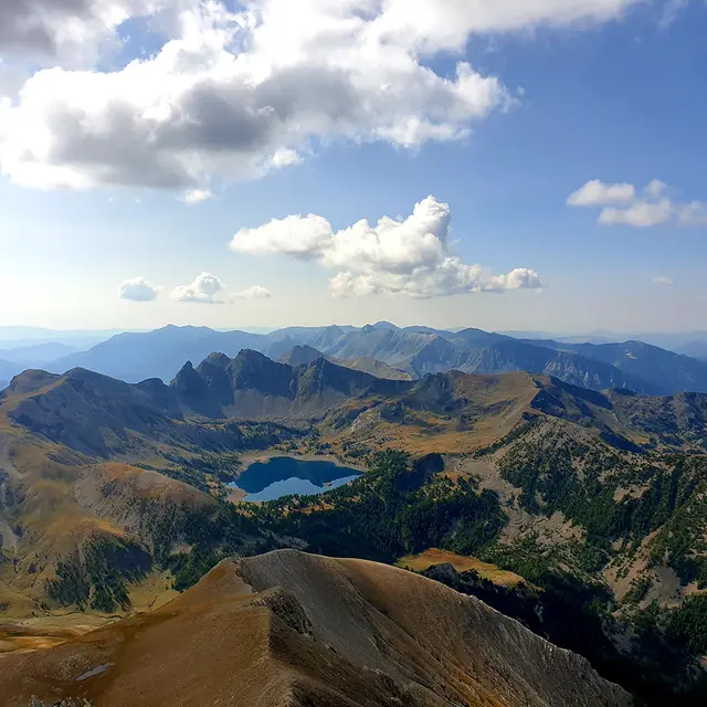 Panorama des massifs du Haut Verdon, du Lac d'Allos à la belle saison, depuis le sommet du Mont Pelat