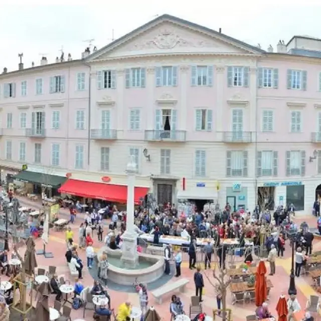 Place Clémenceau et l'hôtel Trenca de Monléon