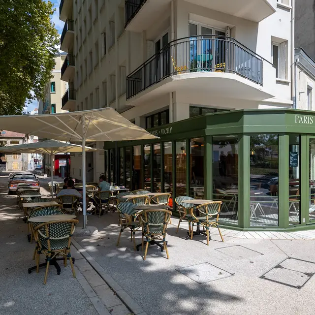 terrasse et façade du Paris Vichy