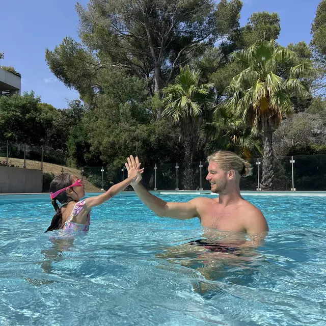 Cours de natation à domicile à Saint-Raphaël avec un enfant dans une piscine privée