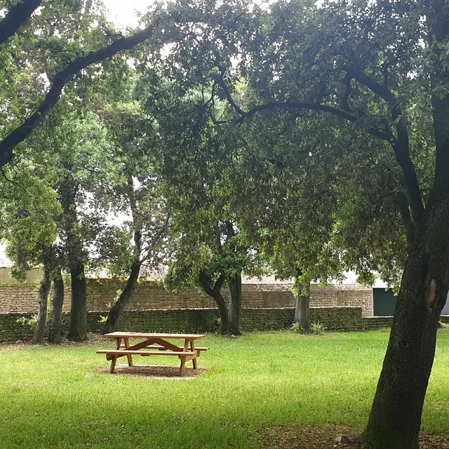 Table de pique nique au Clos Biret