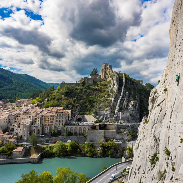 Luis TRULLENQUE GALLÉN dans le Braqueur de poubelles, 6b+, Falaise de la Baume, Secteur des Cannelures, Sisteron, Sisteron Buëch.