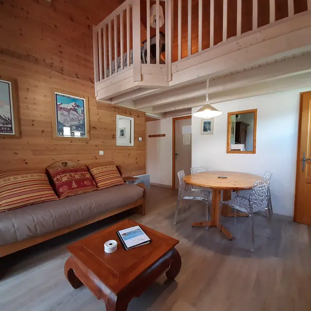 Le séjour et le coin repas en arrière plan