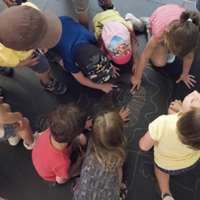 Parcours actif à hauteur d'enfants | Jeux de matières chez Arcabas : les secrets de  l'artiste