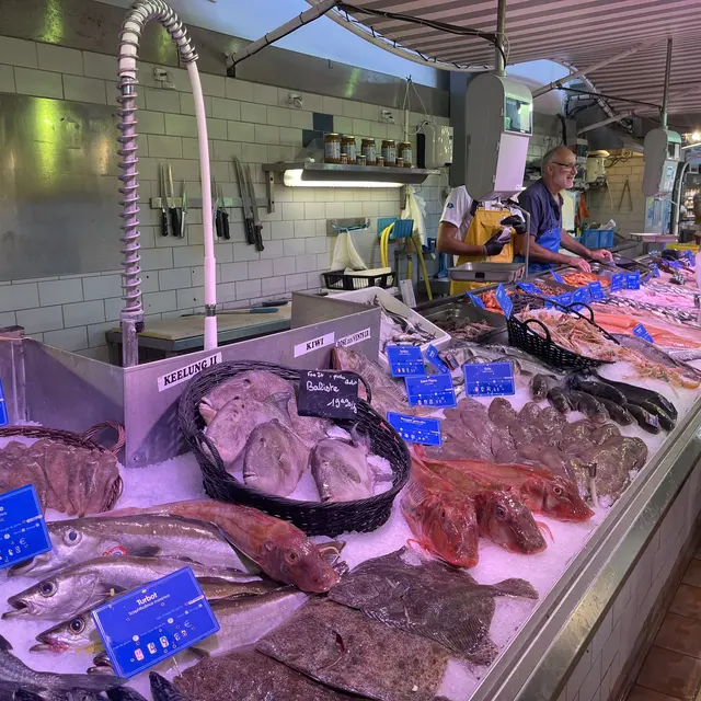 Etale de poissons dans les halles du marché couvert