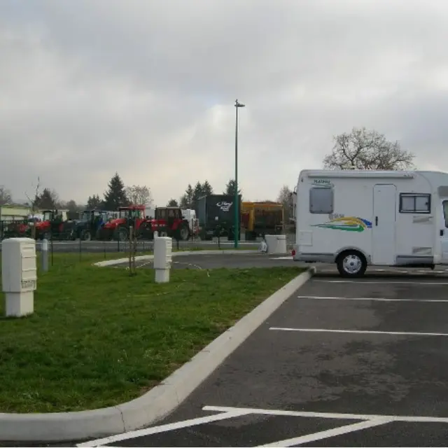 Aire de services et de stationnement Camping-Car - Le Hall du camping-car_Civens