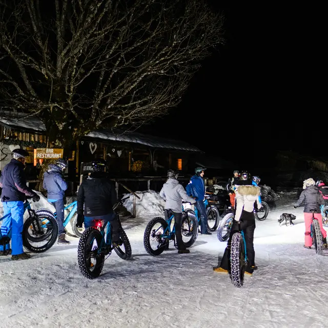 Sortie VTT électrique sur neige nocturne avec restaurant