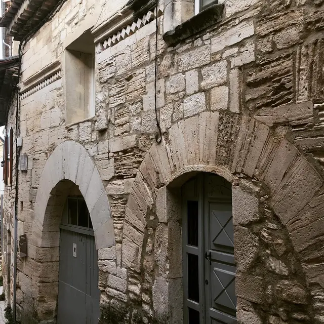 Rue des maisons romanes