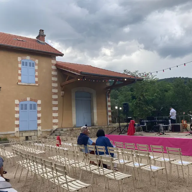 Scène de l'ancienne gare