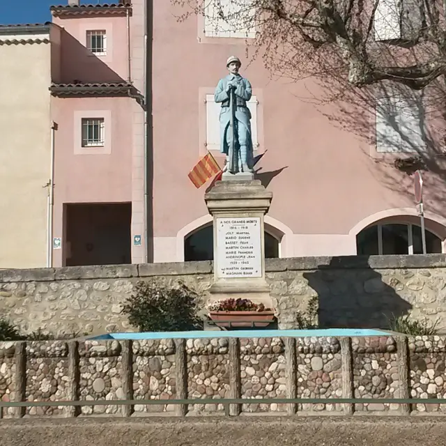 Stèle des Maquisards à gauche du Monument aux Morts
