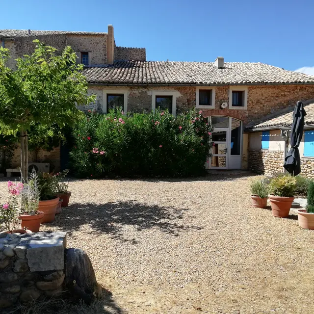 Cour des gîtes La Guérine