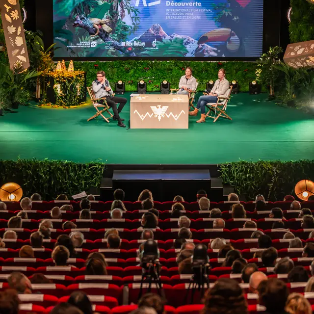 Scène de l'Auditorium du Centre de Congrès avec Sylvain Tesson et les réalisateurs - Festival International du Film Aventure & Découverte édition 2024